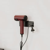 Mat siyah fön makinesi tutacağı