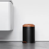 Mat siyah çöp kovası