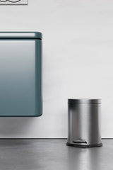 Amortisör pedallı çöp kutusu